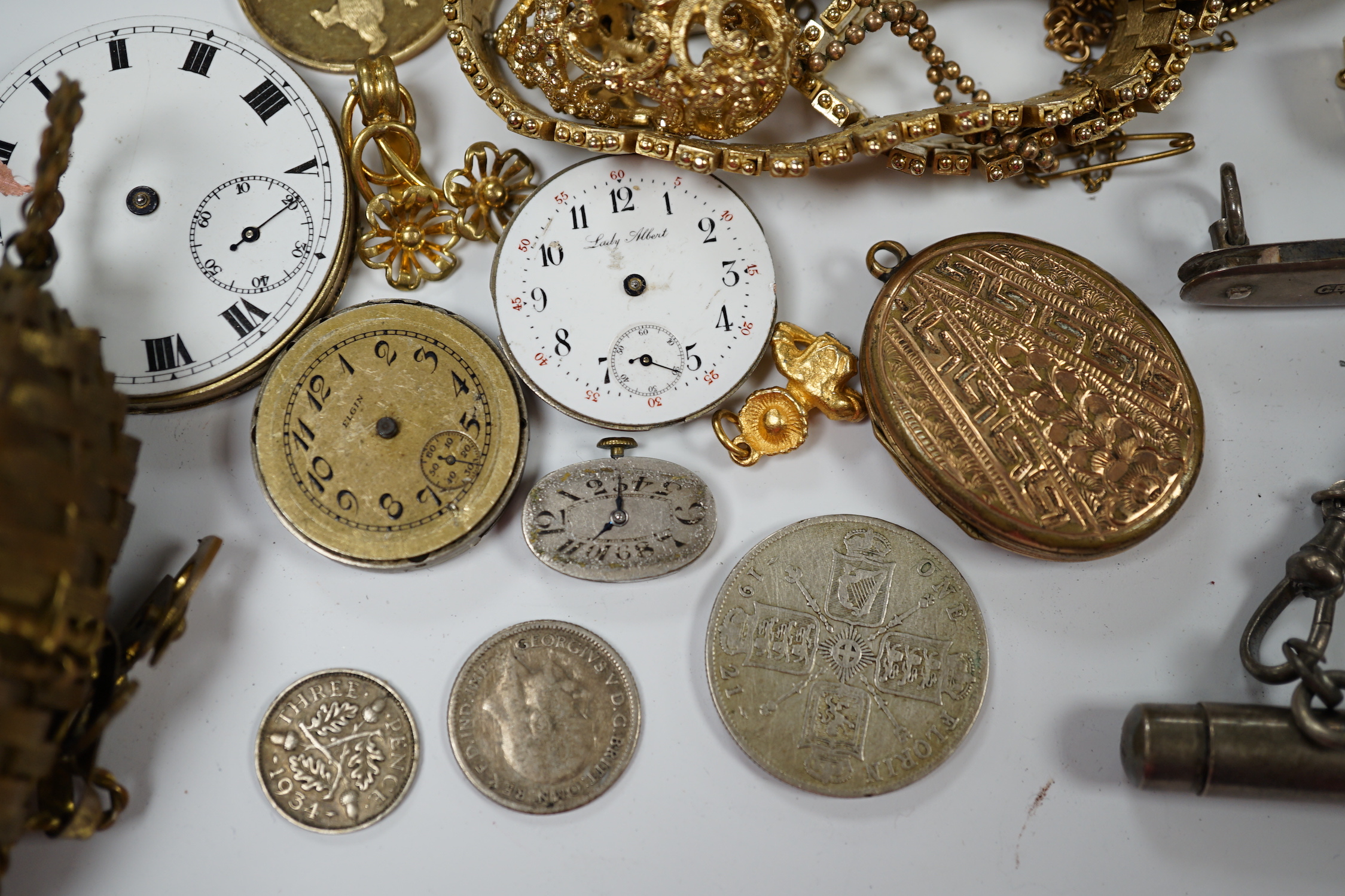 A quantity of assorted costume jewellery.